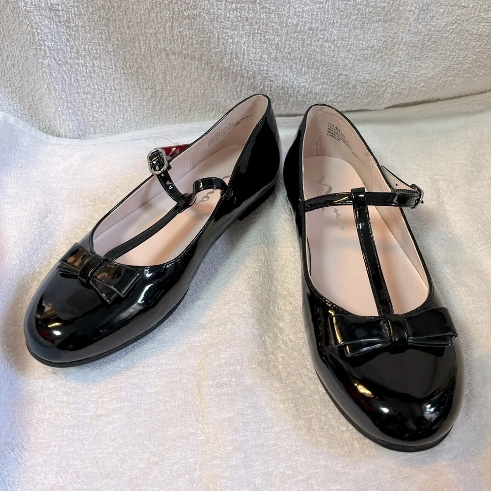 NWT Nina black patent leather Mary Jane’s shoes in size 4